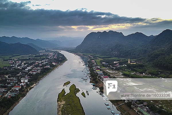 Luftaufnahme des Song-Con-Flusses mit den Kalksteingebirgen im Hintergrund  Phong Nha-Ke Bang Nationalpark  UNESCO-Weltkulturerbe  Vietnam  Indochina  Südostasien  Asien