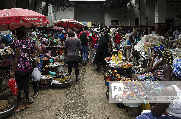 Städtischer Markt in der Stadt São Tomé  São Tomé und Príncipe  Afrika