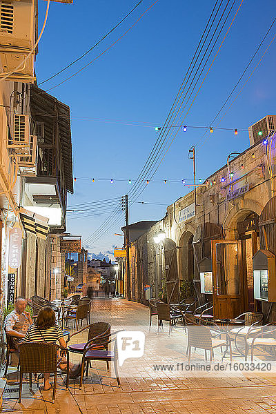 Menschen  die nachts in einem Restaurant im Freien essen  in Latchi  Zypern  Mittelmeerraum  Europa