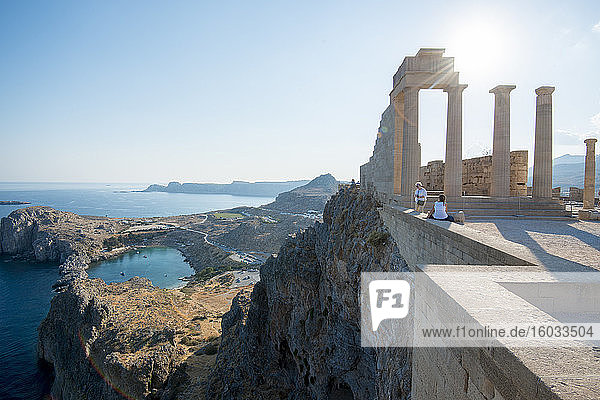 Blick über die St. Pauls-Bucht von der Akropolis von Lindos  Rhodos  Dodekanes  Griechische Inseln  Griechenland  Europa