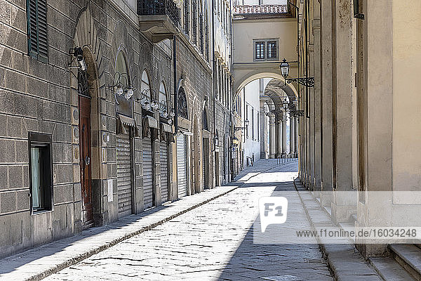 Blick auf eine leere Straße in Florenz  Italien  während der Corona-Virus-Krise.