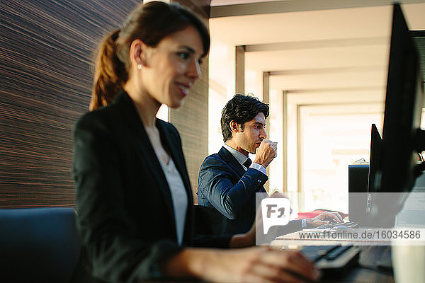 Geschäftsmann und Geschäftsfrau  die im Geschäftszentrum eines Hotels arbeiten
