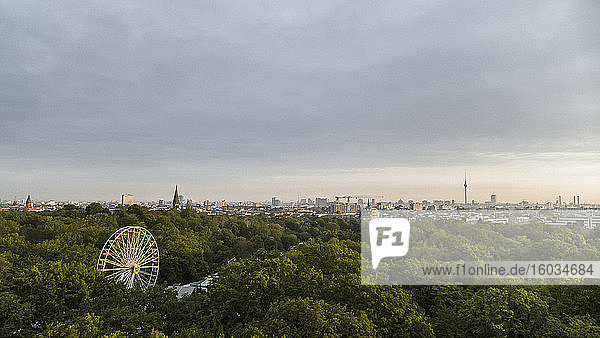 Landschaftsbild Volkspark Friedrichshain und Berliner Stadtbild  Berlin