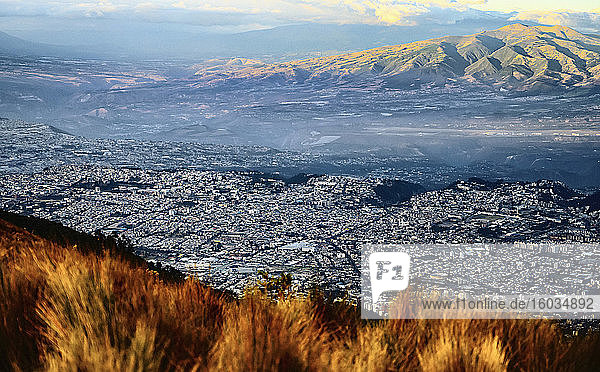 Luftaufnahme Stadtbild und Berge von Quito Ecuador