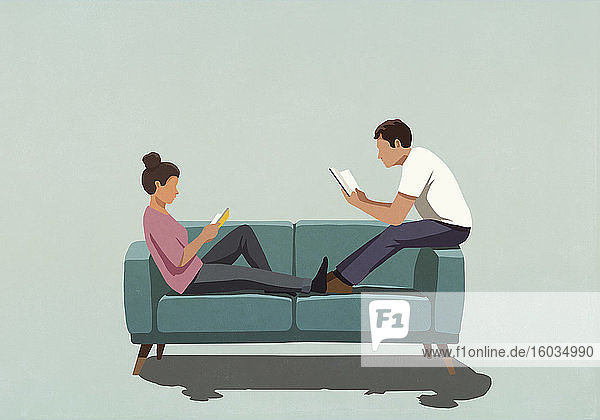 Ehepaar liest Bücher auf dem Sofa