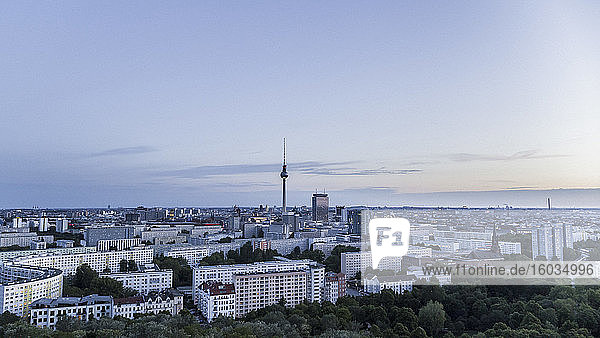 Berliner Stadtbild und Fernsehturm im Morgengrauen  Deutschland