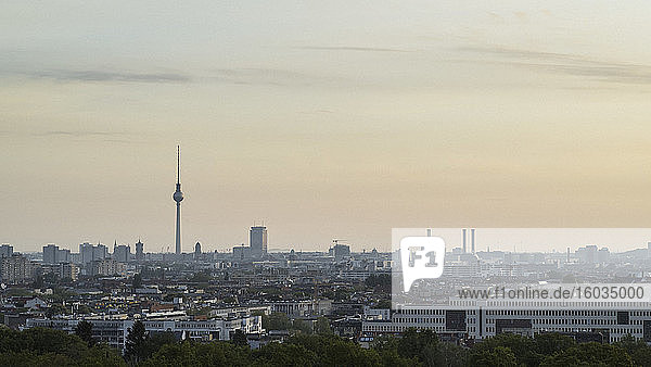 Berliner Stadtbild und Fernsehturm  Deutschland