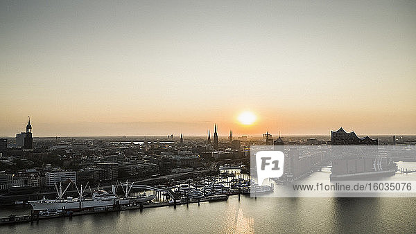 Sonnenuntergang über der beschaulichen Hamburger Stadtlandschaft und der Elbe  Deutschland