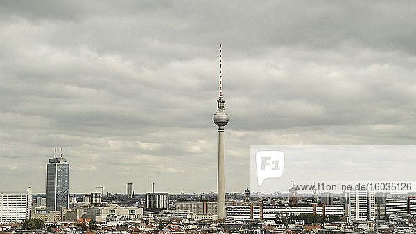 Berliner Fernsehturm bei bedecktem Himmel  Deutschland
