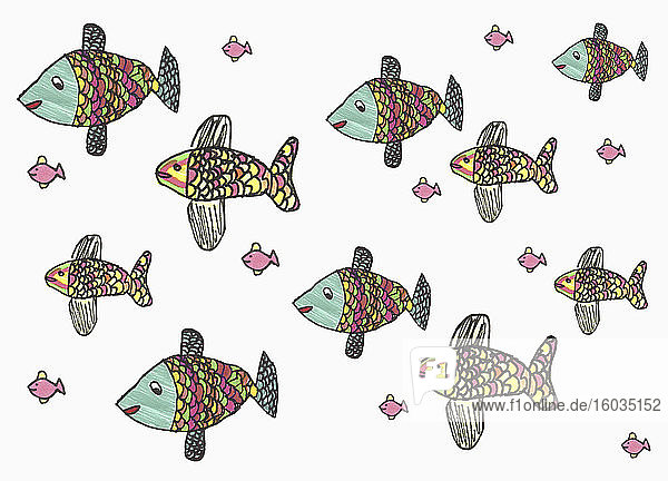 Kinder  die mehrfarbige Fische auf weißem Hintergrund zeichnen