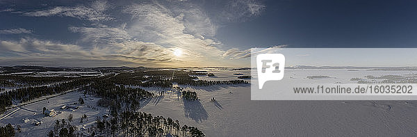 Landschaftsbild Sonnenuntergang über schneebedeckter Landschaft  Arjeplog  Lappland  Schweden