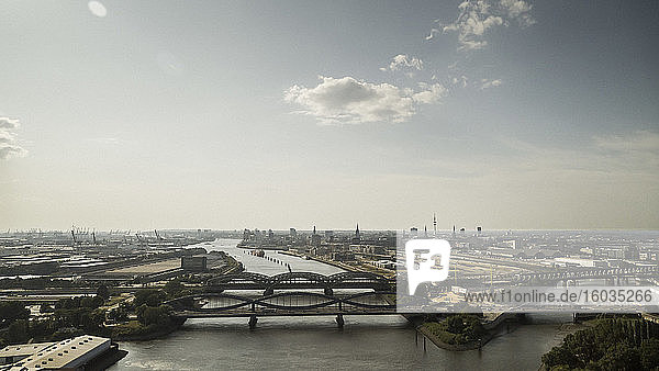 Sonniger Panoramablick Hamburg und Brücken über die Elbe  Deutschland