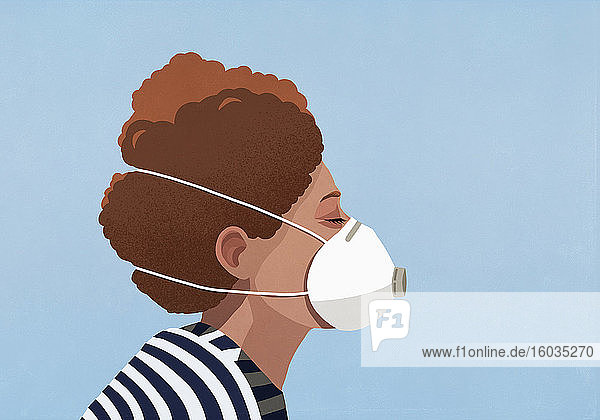 Junge Frau mit Grippemaske
