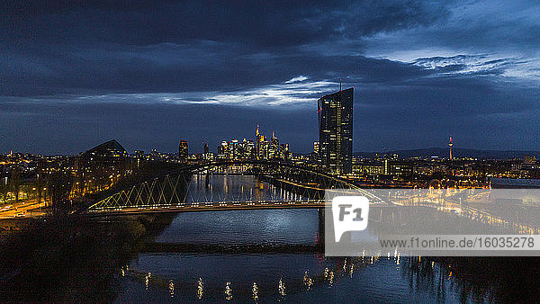 Beleuchtetes Frankfurter Stadtbild und Osthafenbrücke bei Nacht  Deutschland