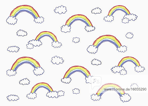 Kinder zeichnen lebhaftes Regenbogen- und Wolkenmuster auf weißem Hintergrund
