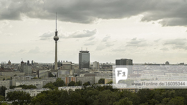 Berliner Stadtbild und Fernsehturm bei bedecktem Himmel  Deutschland