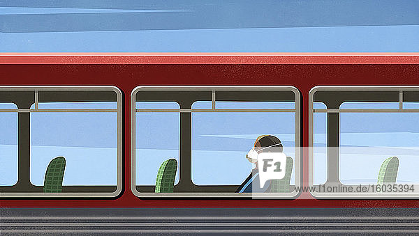 Frau mit Grippemaske fährt leeren Bus