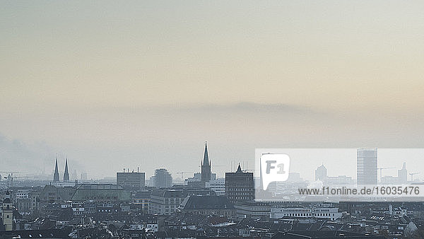 Düsseldorfer Stadtbild in der Abenddämmerung  Nordrhein-Westfalen  Deutschland