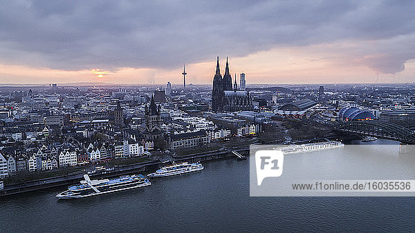Kölner Stadtbild und Rhein bei Sonnenuntergang  Deutschland