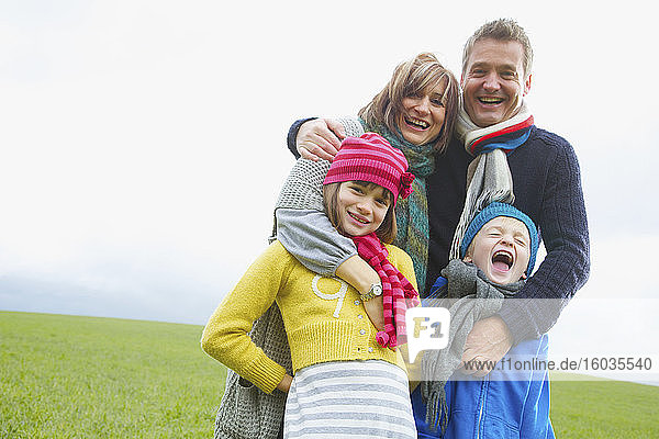 Porträt glückliche Familie im Grasfeld