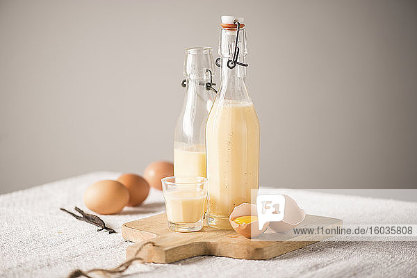Eierlikör in Flaschen und Glas