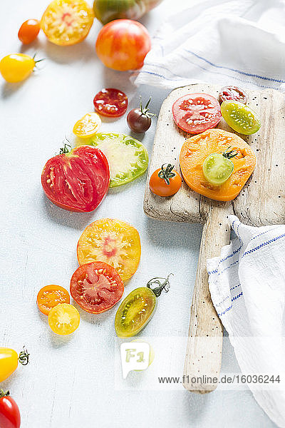 Tomatenstilleben mit verschiedenfarbigen Tomatenscheiben