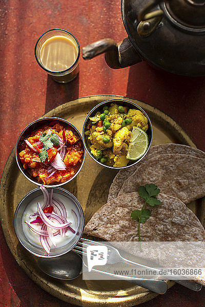 Indisches Thali mit Joghurt und Chapati