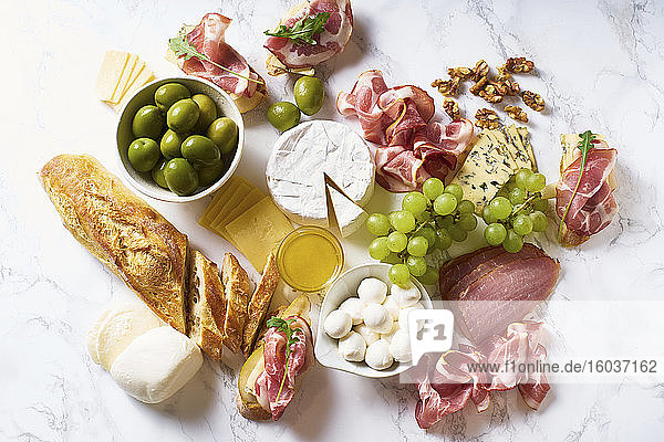 Käse-Schinken-Platte mit Walnüssen  Oliven  Trauben  Brot und Crostini