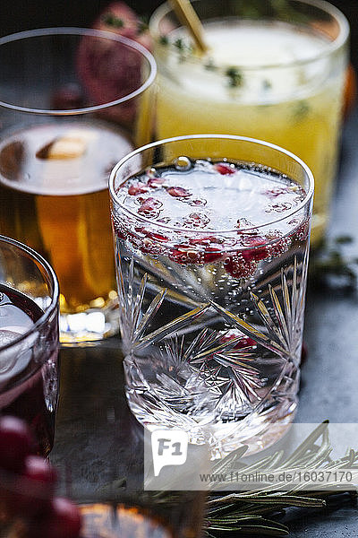 Verschiedene alkoholische Drinks mit Früchten und Kräutern