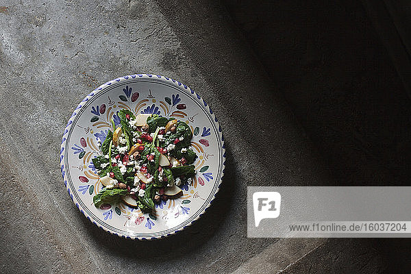 Wintersalat mit Spinat  Feta  Haselnüssen  Birne und Granatapfel