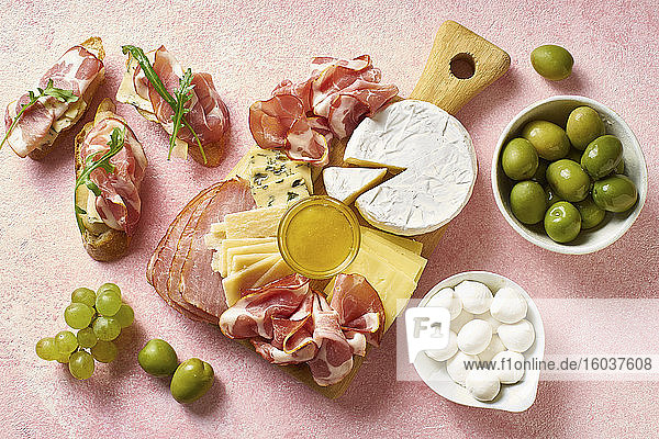 Käse-Schinken-Platte mit Crostini  Oliven und Trauben