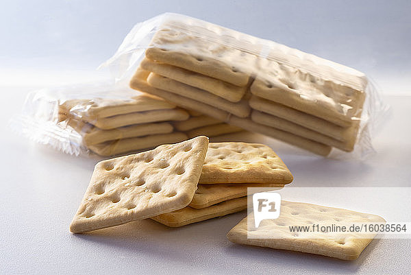 Glutenfreie Cracker mit und ohne Plastikverpackung
