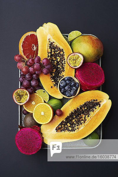 Exotisches Früchtestilleben mit Trauben und Heidelbeeren auf Tablett