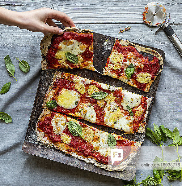 Vegetarische Sauerteig-Pizza mit Tomaten  Mozzarella und Basilikum