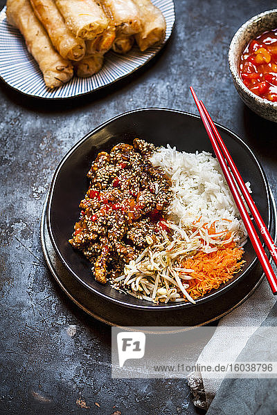 Sticky Sesam Beef mit Reis und Gemüse