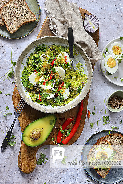 Salat mit Avocado  Eiern  Koriander und Chili