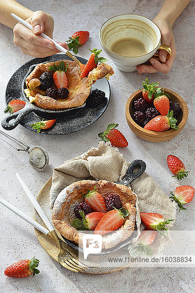 Dutch-Baby-Pancakes mit Erdbeeren  Brombeeren und Kaffee zum Frühstück