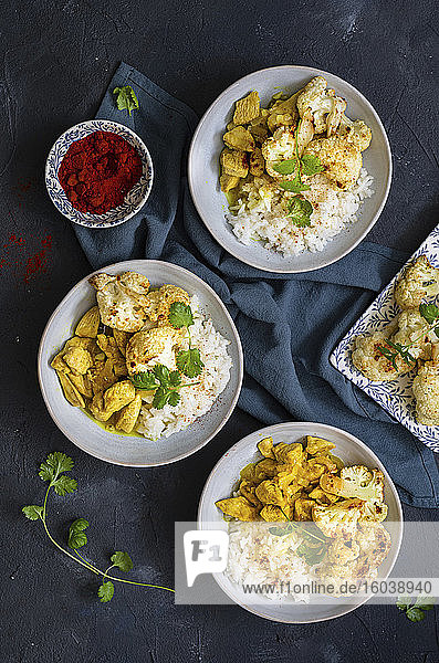 Kokos-Curry-Hähnchen mit gebratenem Blumenkohl und Reis