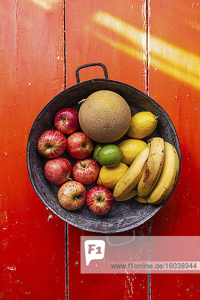 Obstschale mit Äpfeln  Zitronen  Bananen und Melone