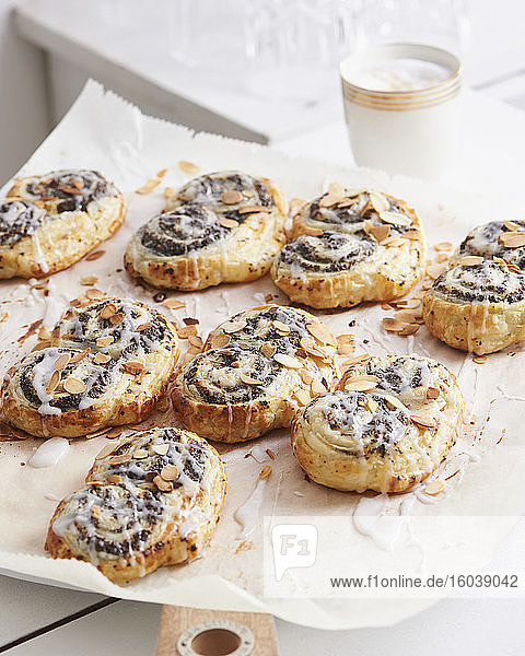 Mohnschnecken aus Blätterteig mit Zuckerglasur und Mandelblättchen