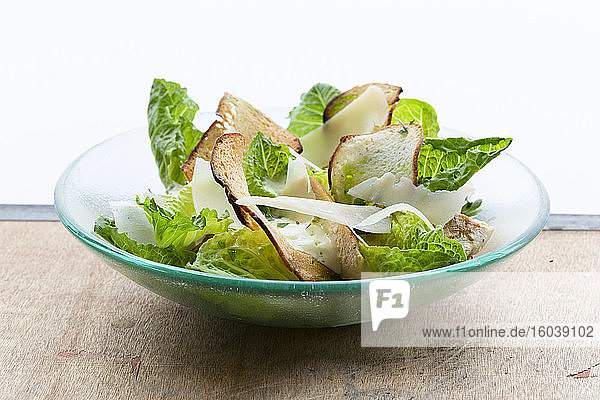 Caesar Salat mit Huhn und Brotchips