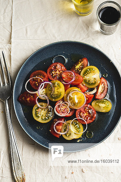 Gelber und roter Tomatensalat mit Öl und Essig
