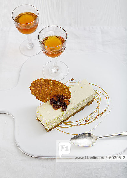 Vanille-Käsekuchen mit Honeycomb Crisp  Rosinen und Toffeesauce