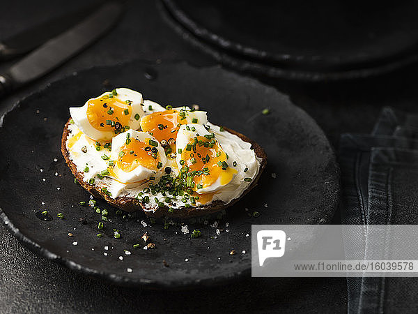 Belegtes Brot mit Ei und Schnittlauch