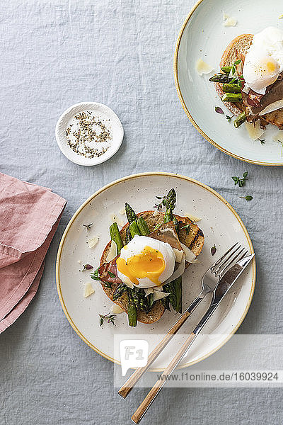 Pochiertes Ei auf Toast mit Spargel  Schinken  Parmesan und Thymian