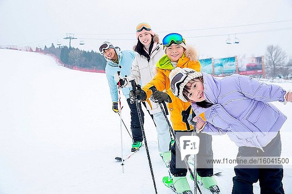 Ski-Ski-Feld stand eine Reihe von glücklichen Familie