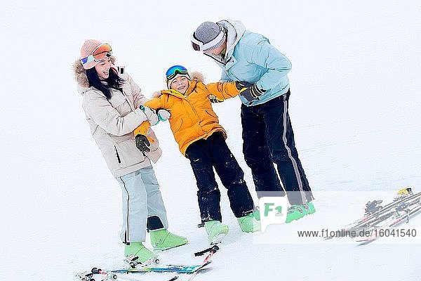 Skifeldspiel glückliche dreiköpfige Familie