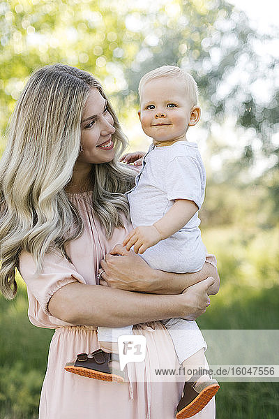 Freiluftporträt einer lächelnden Mutter und ihres kleinen Sohnes