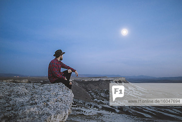 Ukraine  Krim  Wanderer sitzt am Rande einer steilen Klippe in der Nähe des White Mountain