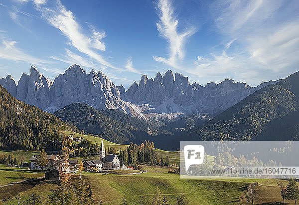 Italien  Santa Maddalena  Val di Funes (Tal von Funes)  Region Trentino-Südtirol  Bergkette mit Blick auf das grüne Tal